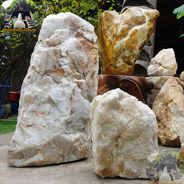 Hình dáng khác nhau của đá thạch anh trắng thô khối