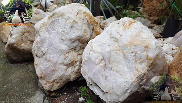 Trụ đá thạch anh nguyên khối phong thủy