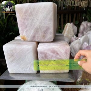 Đá thạch anh vuông chôn móng nhà