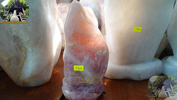 Trụ đá thạch anh hồng được sử dụng để trấn trạch cân bằng năng lượng