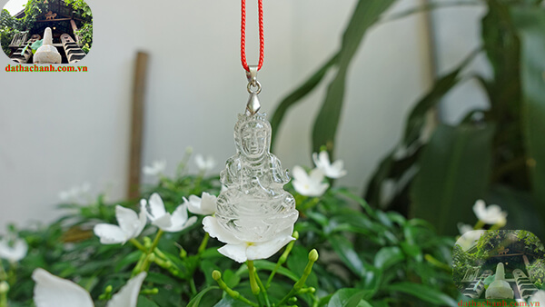Đeo mặt Phật giúp đem lại năng lượng bình an cho người đeo
