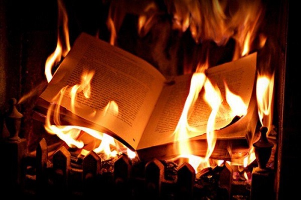 TOP 5 vật dụng không nên đốt:  4. đốt sách vở