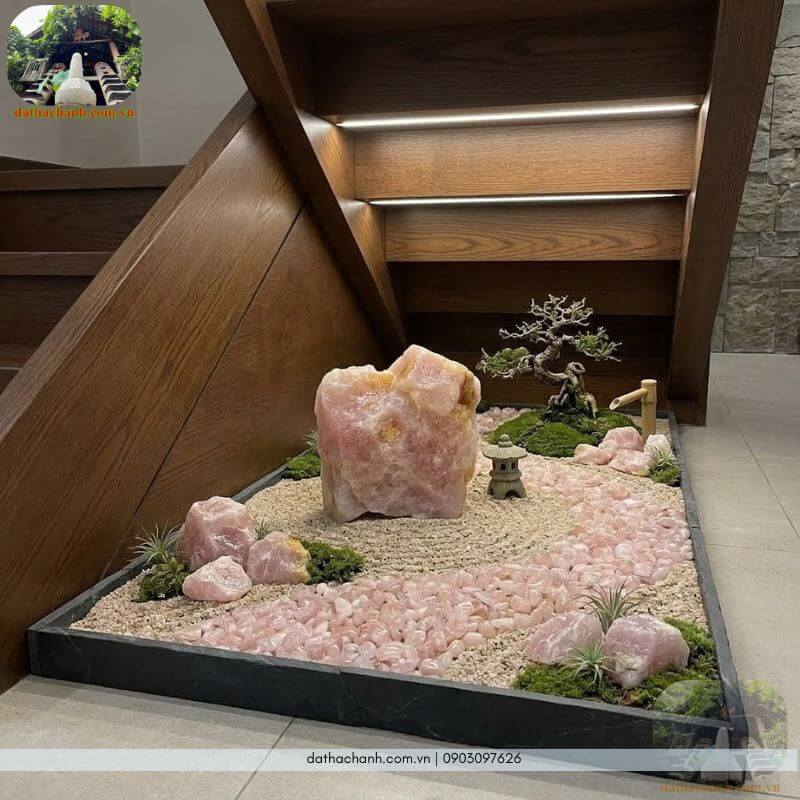 Tiểu cảnh vườn Zen từ đá thạch anh hồng đậm trang trí gầm cầu thang
