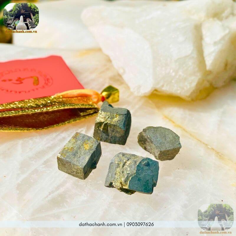 Đá vàng găm phong thủy: Công dụng, cách dùng & Bí quyết trấn trạch đại cát 13 vàng găm phong thủy