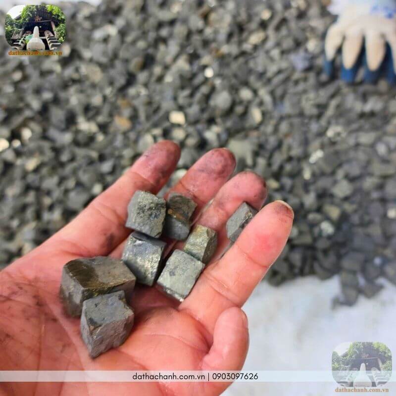 Đá vàng găm phong thủy: Công dụng, cách dùng & Bí quyết trấn trạch đại cát 14 vàng găm phong thủy