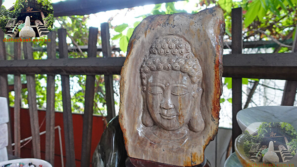Mặt Phật được chế tác từ gỗ hóa thạch