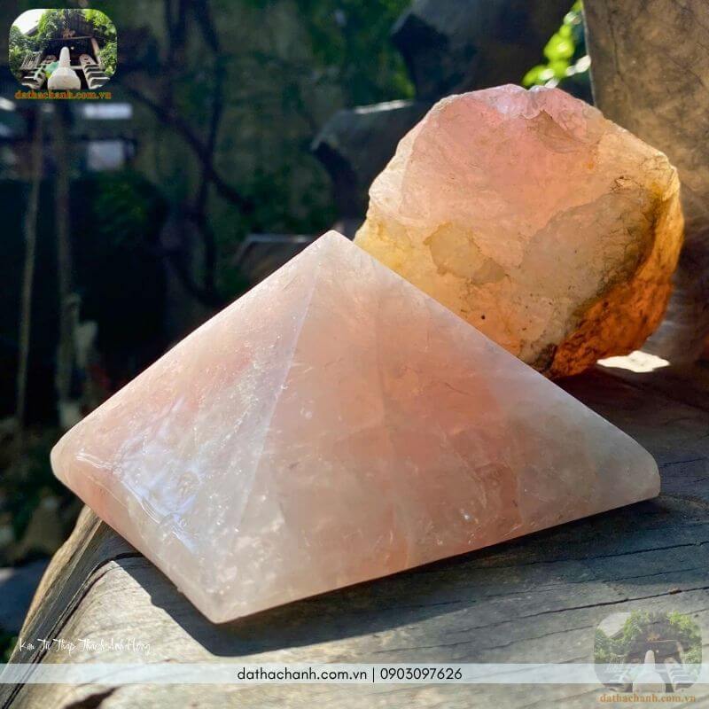kim tự tháp thạch anh hồng