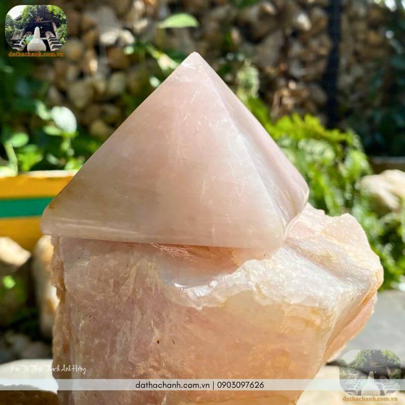 kim tự tháp thạch anh hồng