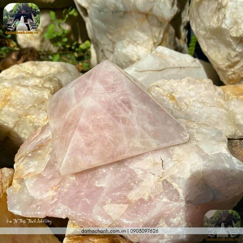 kim tự tháp thạch anh hồng