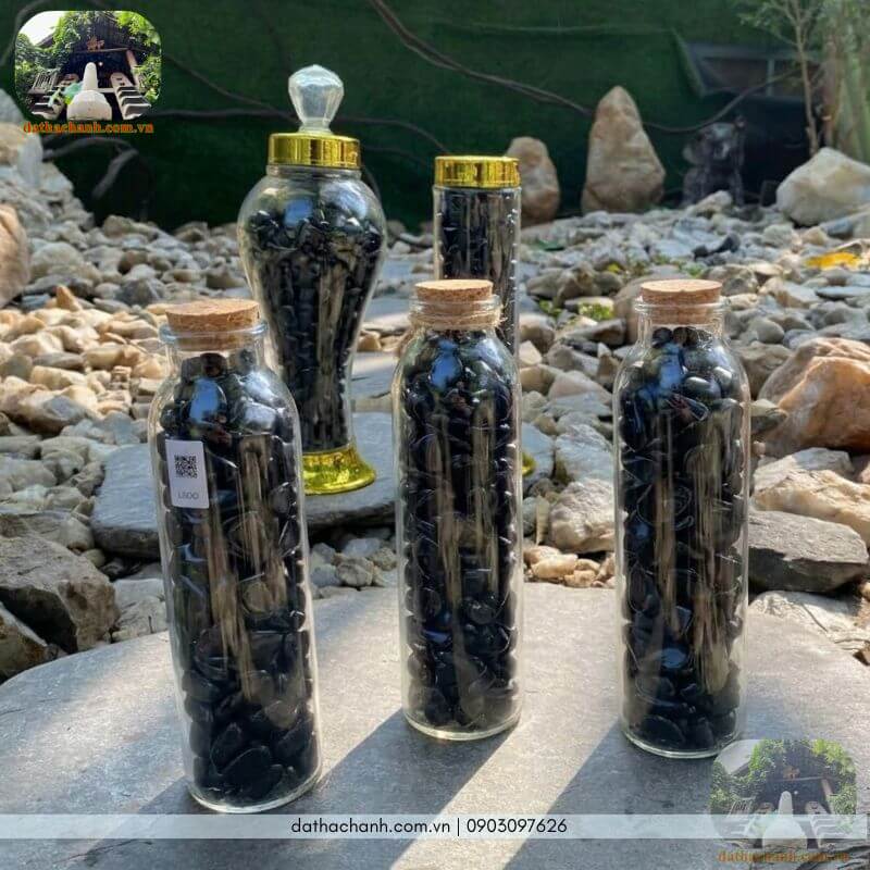 Đá obsidian đen vụn tự nhiên tại Nhà Sàn Tây Nguyên 26 Chai/lọ đá obsidian đen vụn trang trí