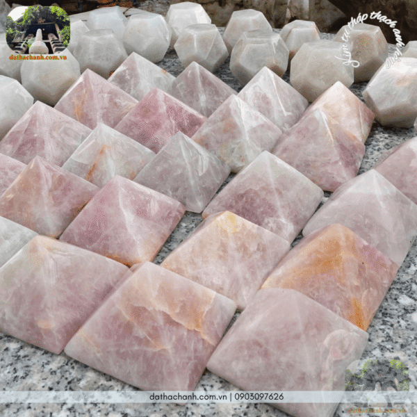 kim tự tháp đá canxedon