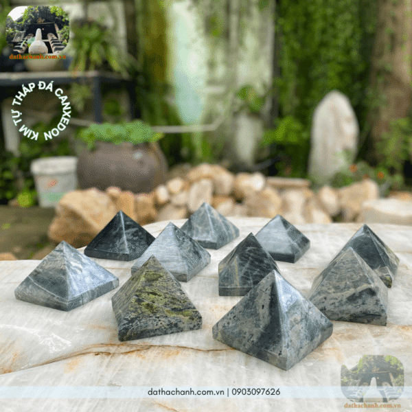 kim tự tháp đá canxedon