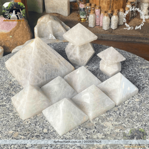 kim tự tháp đá canxedon