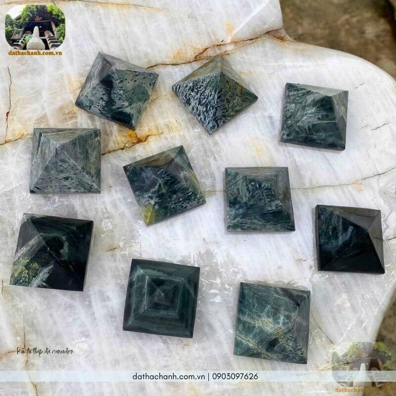 kim tự tháp đá canxedon