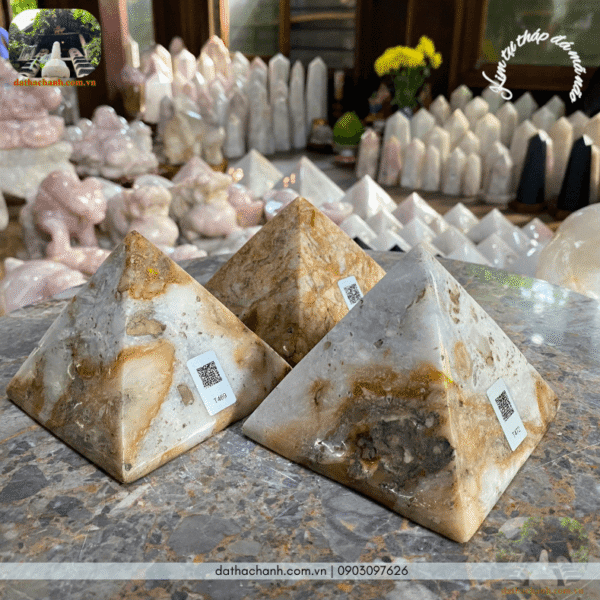 kim tự tháp đá canxedon