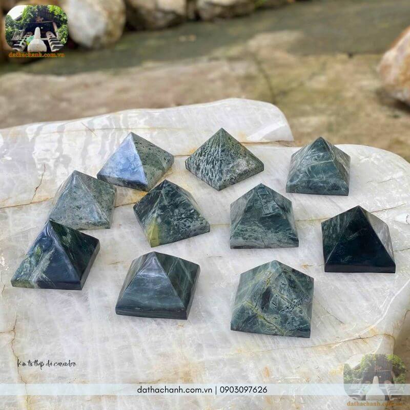 kim tự tháp đá canxedon