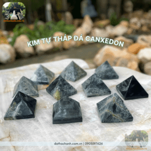 kim tự tháp đá canxedon