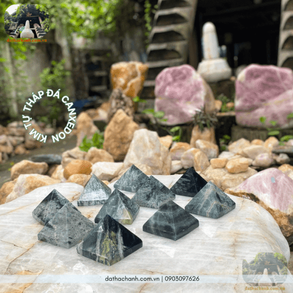 kim tự tháp đá canxedon