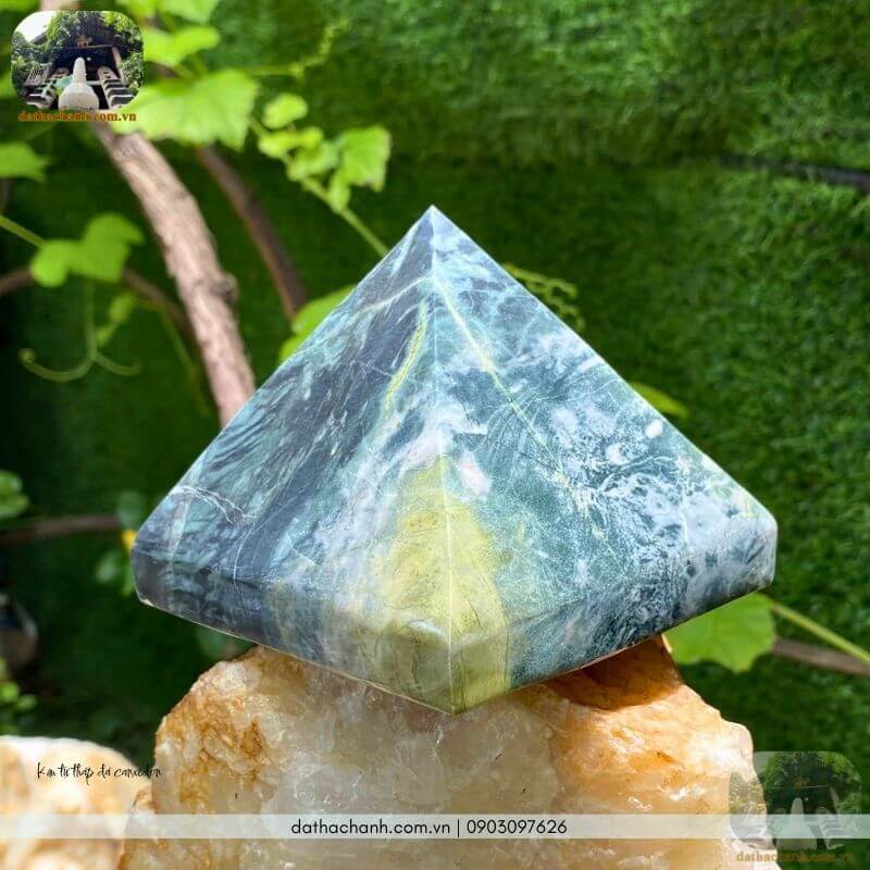 kim tự tháp đá canxedon