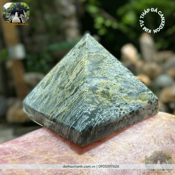 kim tự tháp đá canxedon