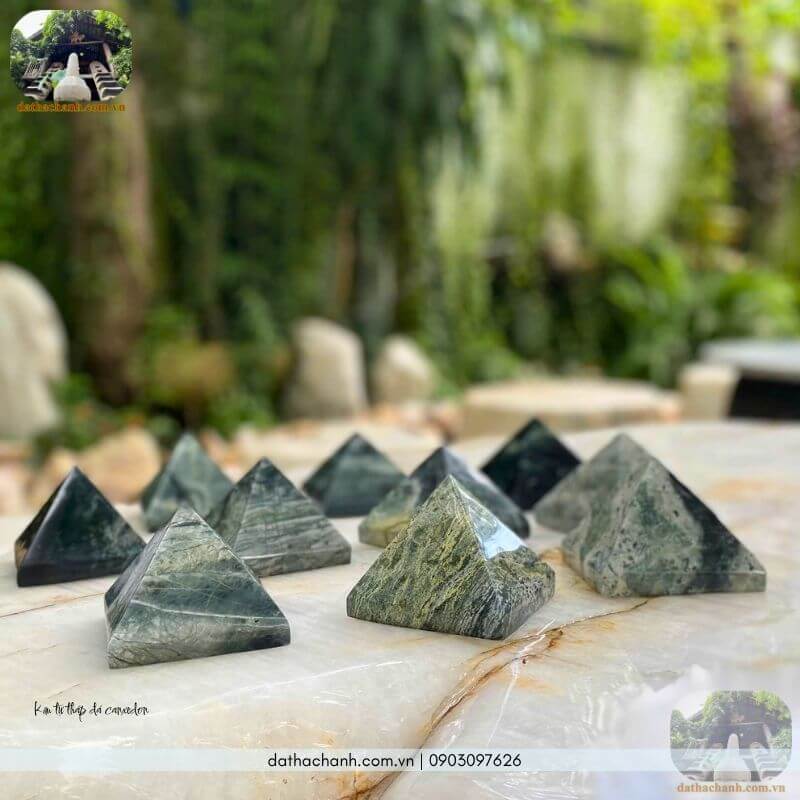 kim tự tháp đá canxedon