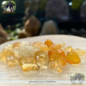 Đá thạch anh vàng tự nhiên citrine với sắc vàng hình thành từ khoáng sắt trong lòng đất