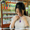 Người phụ nữ đeo mặt dây chuyền đá thạch anh tím